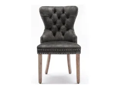 Juego de 6 sillas de cocina de terciopelo gris con detalles en tachuelas plateadas y patas de madera marrón.