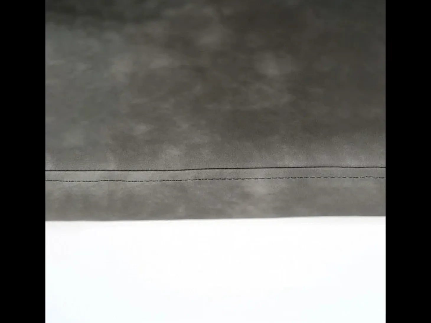Juego de 4 sillas de comedor modernas "Damascus" en gris claro tapizadas en piel sintética suave al tacto.