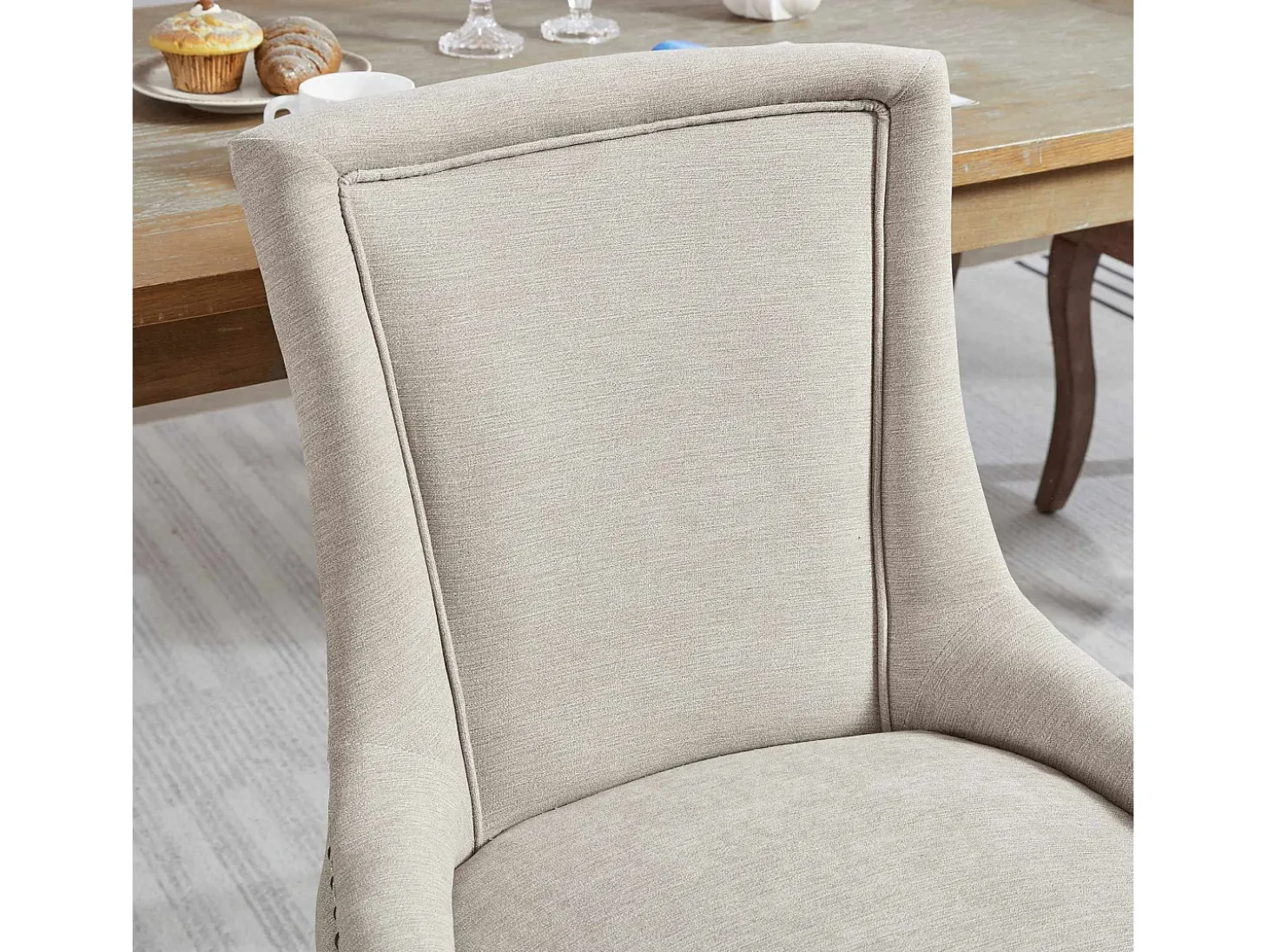 Juego de 2 sillas de comedor en chenilla beige con tachuelas decorativas y respaldo, patas de madera