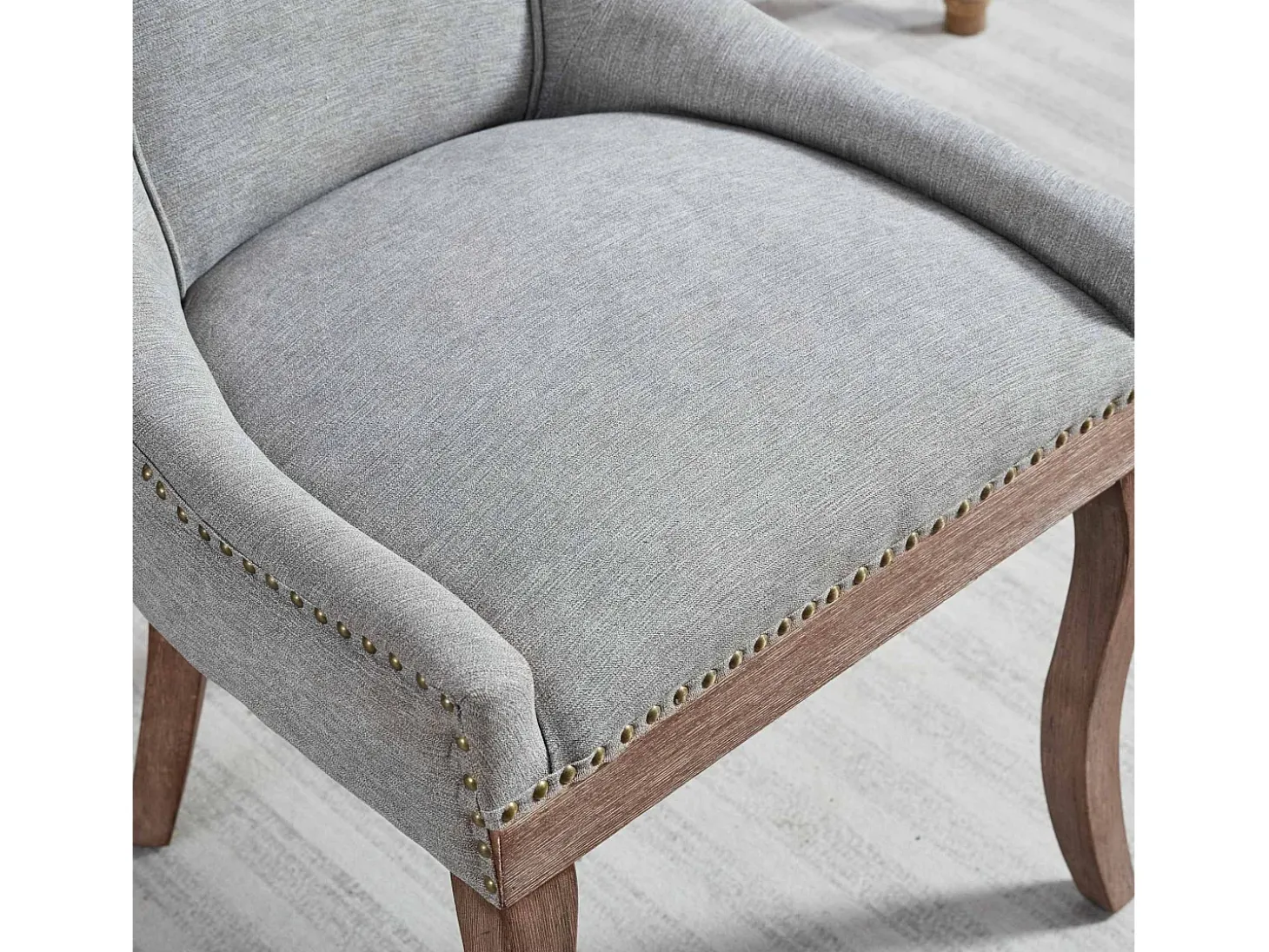 Juego de 2 sillas de comedor en chenilla gris con tachuelas decorativas y respaldo, patas de madera