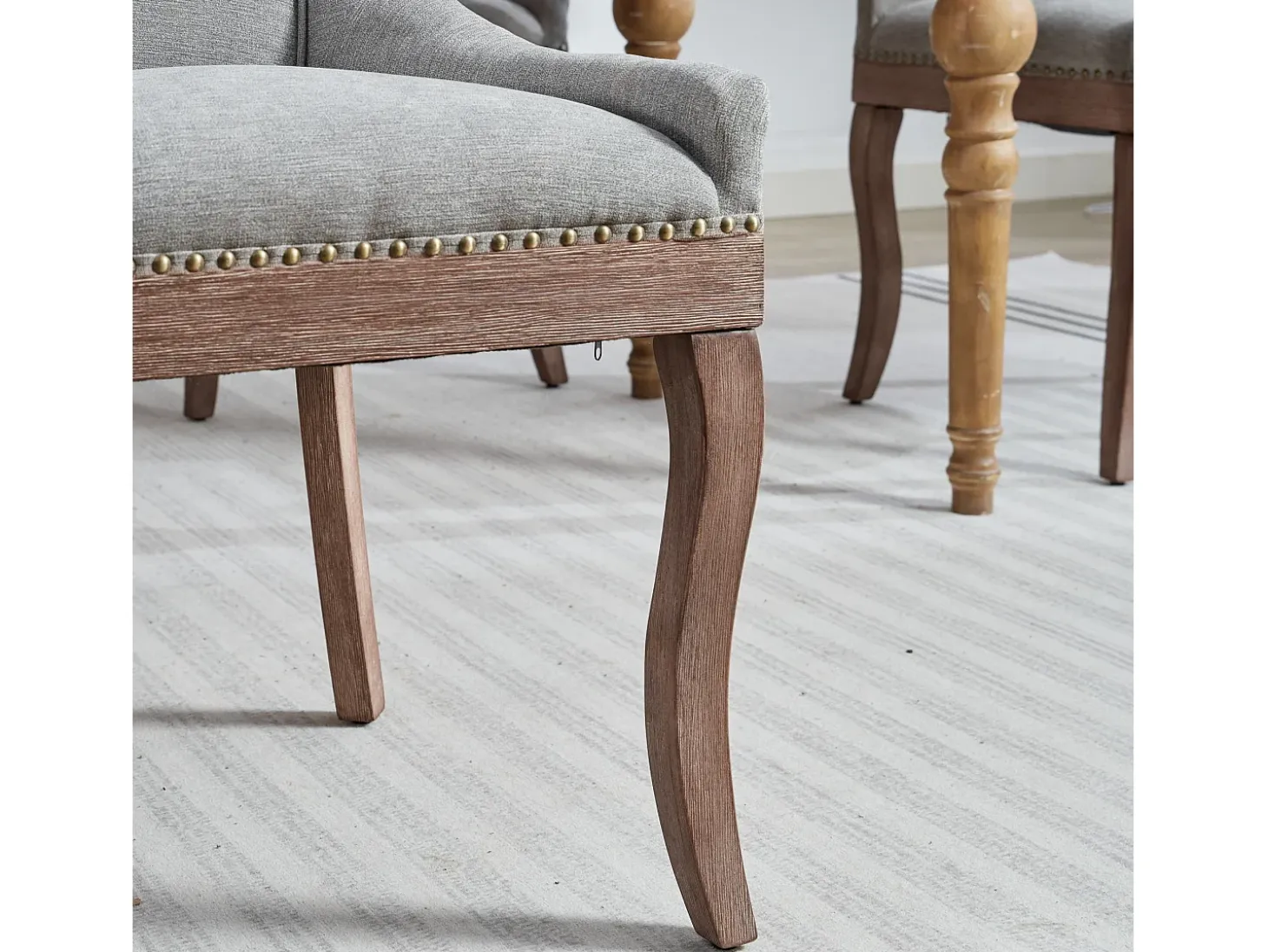 Juego de 2 sillas de comedor en chenilla gris con tachuelas decorativas y respaldo, patas de madera