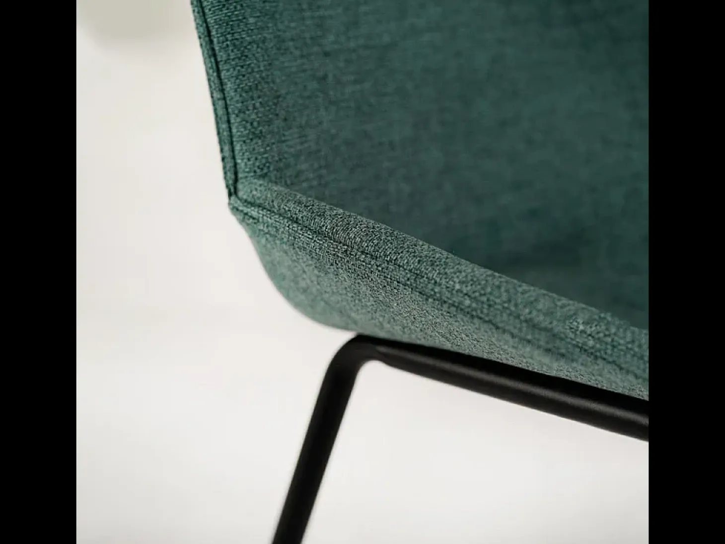 Juego de 4 sillas de comedor "Sami" de tela color aguamarina con elegantes patas modernas de metal pintado.