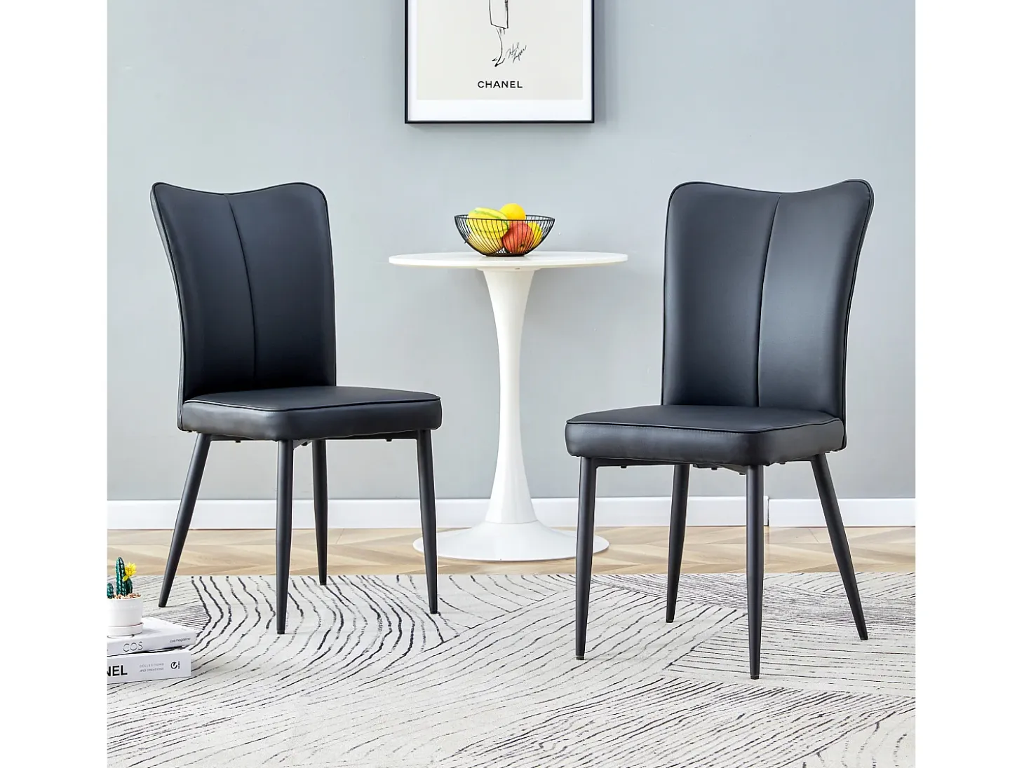 Juego de 2 sillas de comedor con asiento de piel sintética y patas de metal negras.