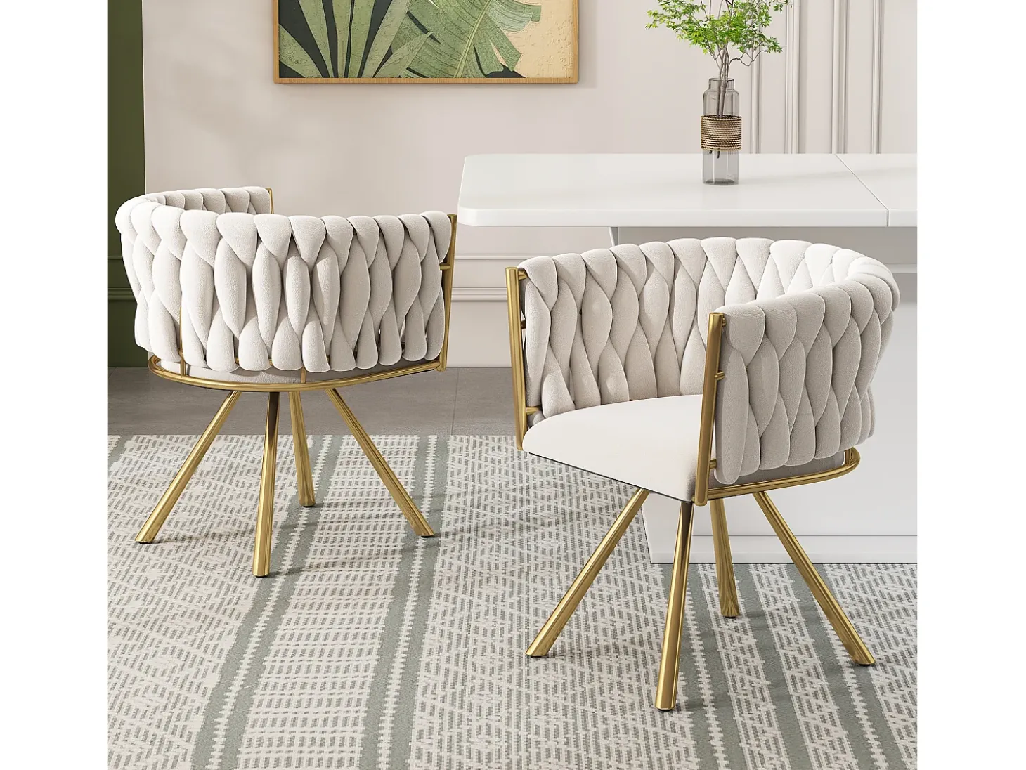 Juego de 4 sillas giratorias con patas de metal dorado y tapizadas en terciopelo beige.
