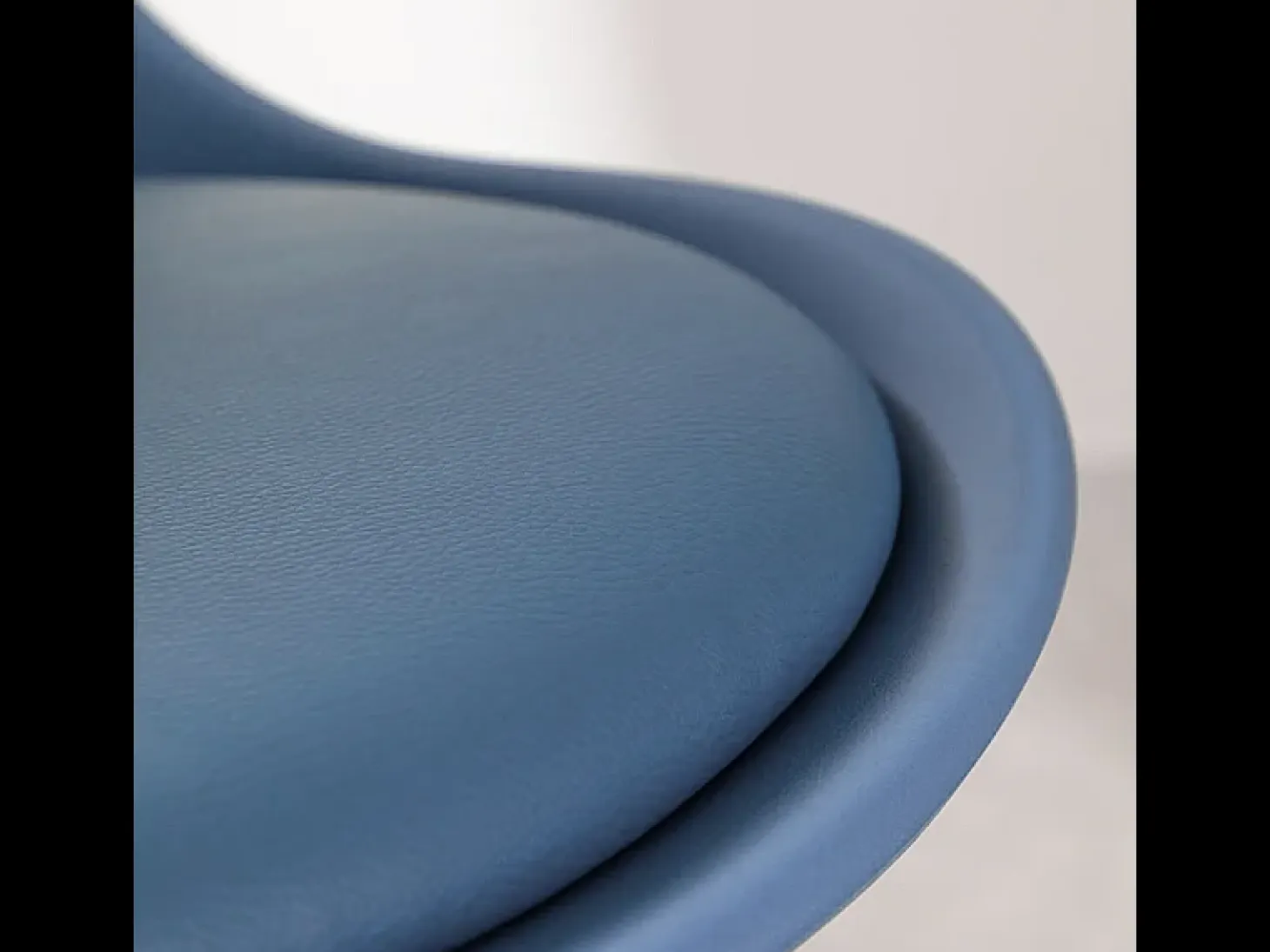 Juego de 2 sillas "Stilezze" tapizadas en ecopiel azul, sillones con patas de madera, 52x48,5 cm, 82h