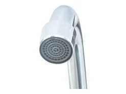 Lavabo de acero inoxidable con grifo y dispensador de jabón.