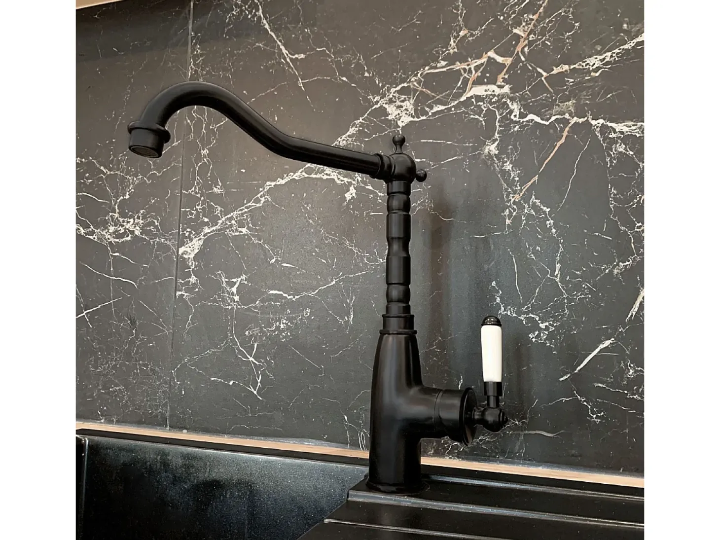Leeds mezclador para fregadero retro negro Essebagno