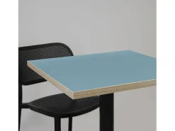 Mesa alta 60 x 60 cm - modelo Bazila cedro azul con cantos de madera