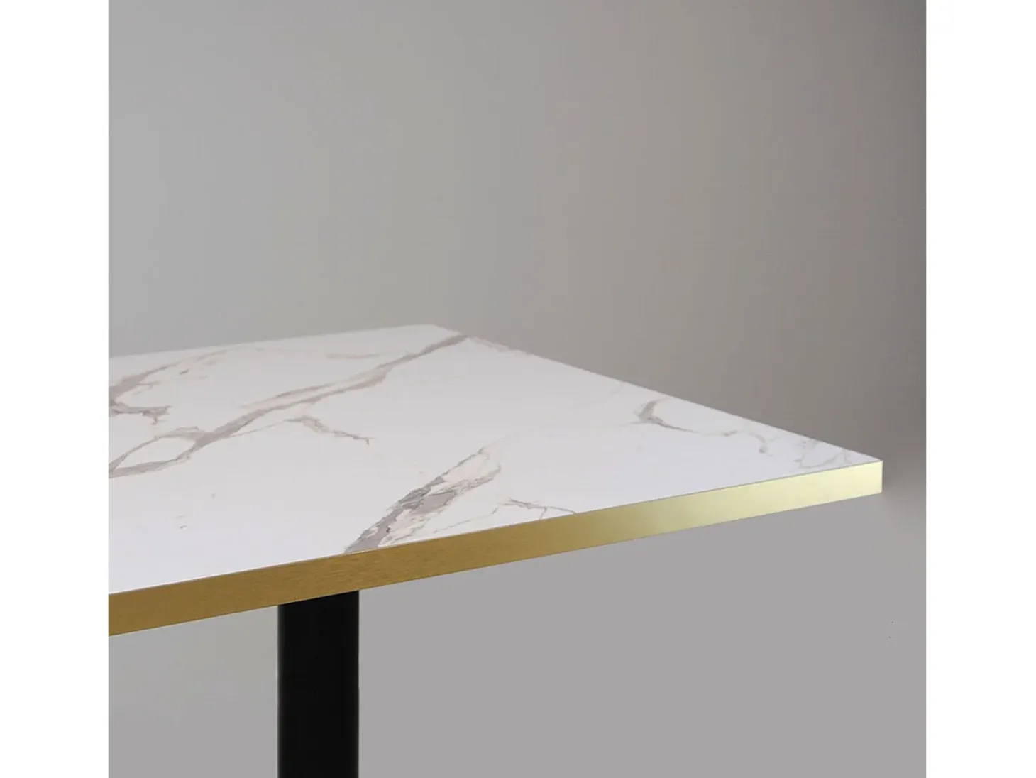 Mesa alta 70 x 70 cm - modelo Roma mármol blanco con cantos de latón