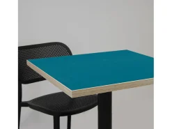 Mesa alta 60 x 60 cm - Modelo Dina azul con cantos de madera