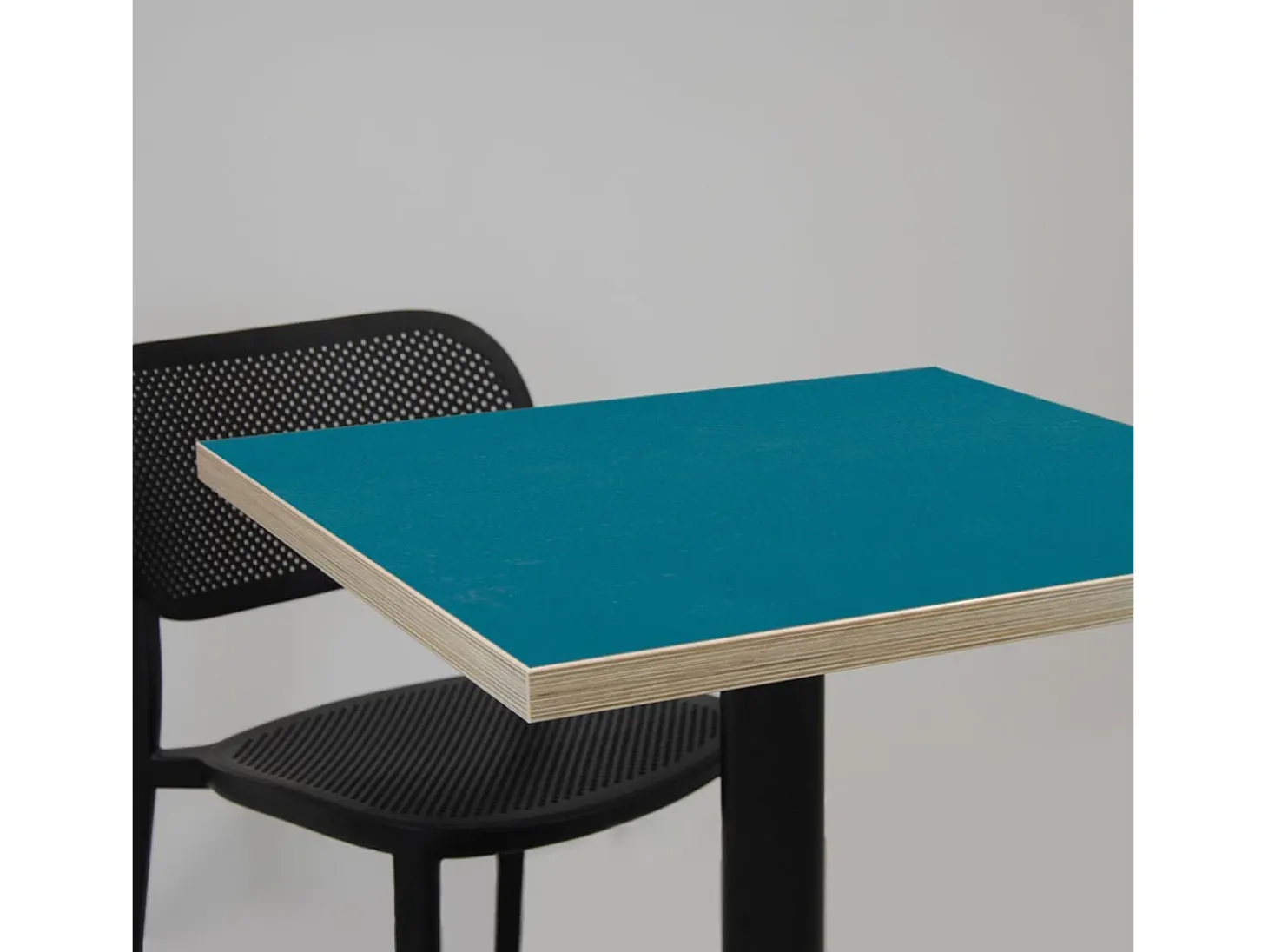Mesa alta 60 x 60 cm - Modelo Dina azul con cantos de madera
