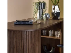 Mesa alta de cocina de madera con espacio de almacenamiento nogal
