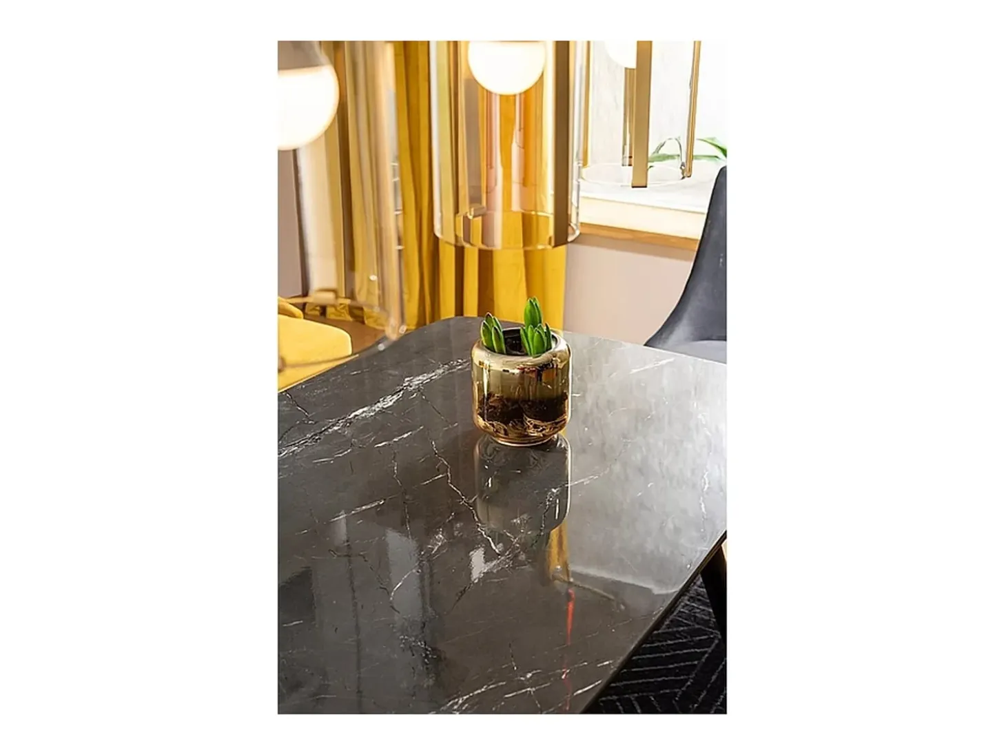 Mesa de comedor de diseño con aspecto de mármol negro y patas de metal Control