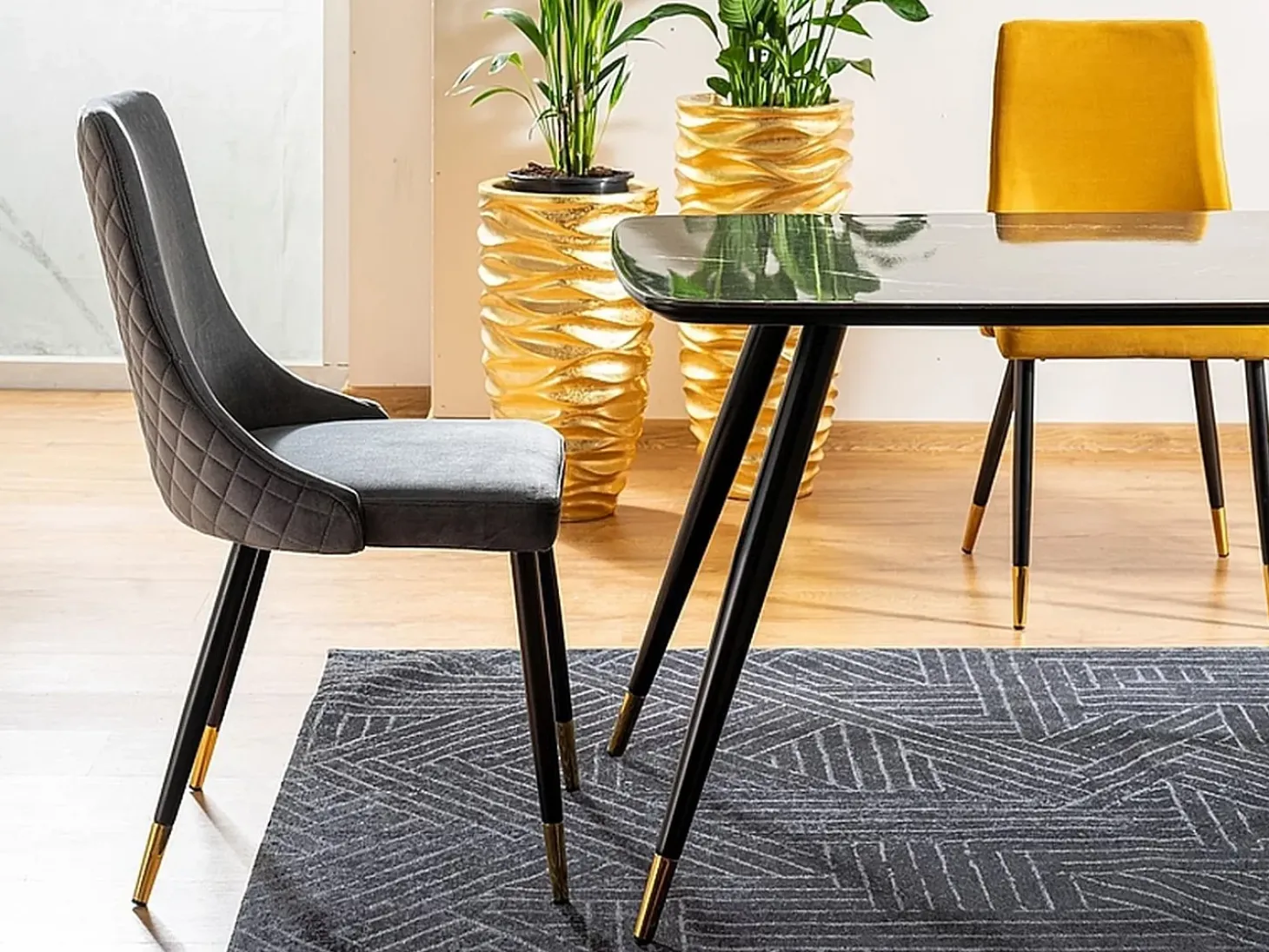 Mesa de comedor de diseño con aspecto de mármol negro y patas de metal Control