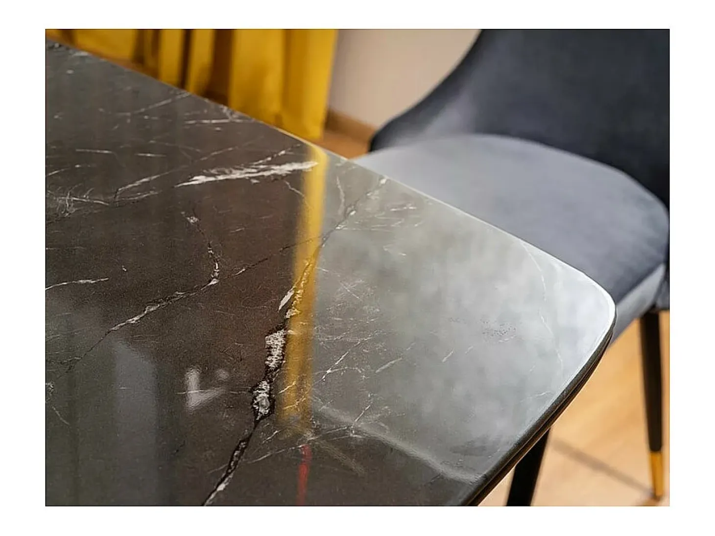 Mesa de comedor de diseño con aspecto de mármol negro y patas de metal Control