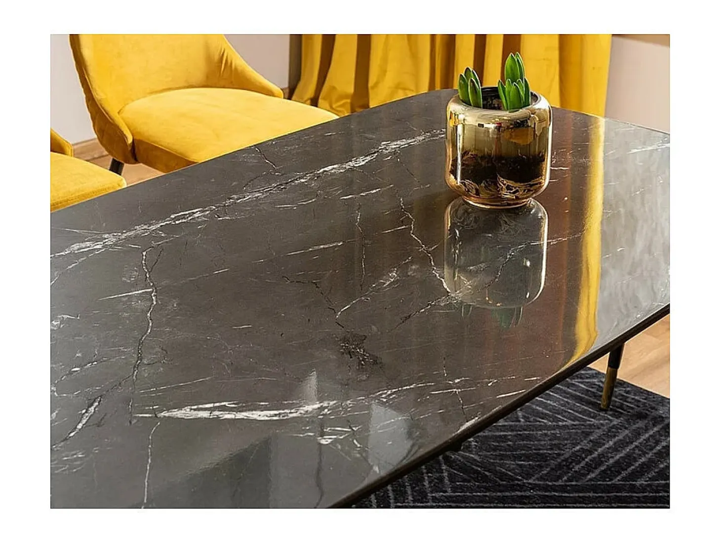 Mesa de comedor de diseño con aspecto de mármol negro y patas de metal Control