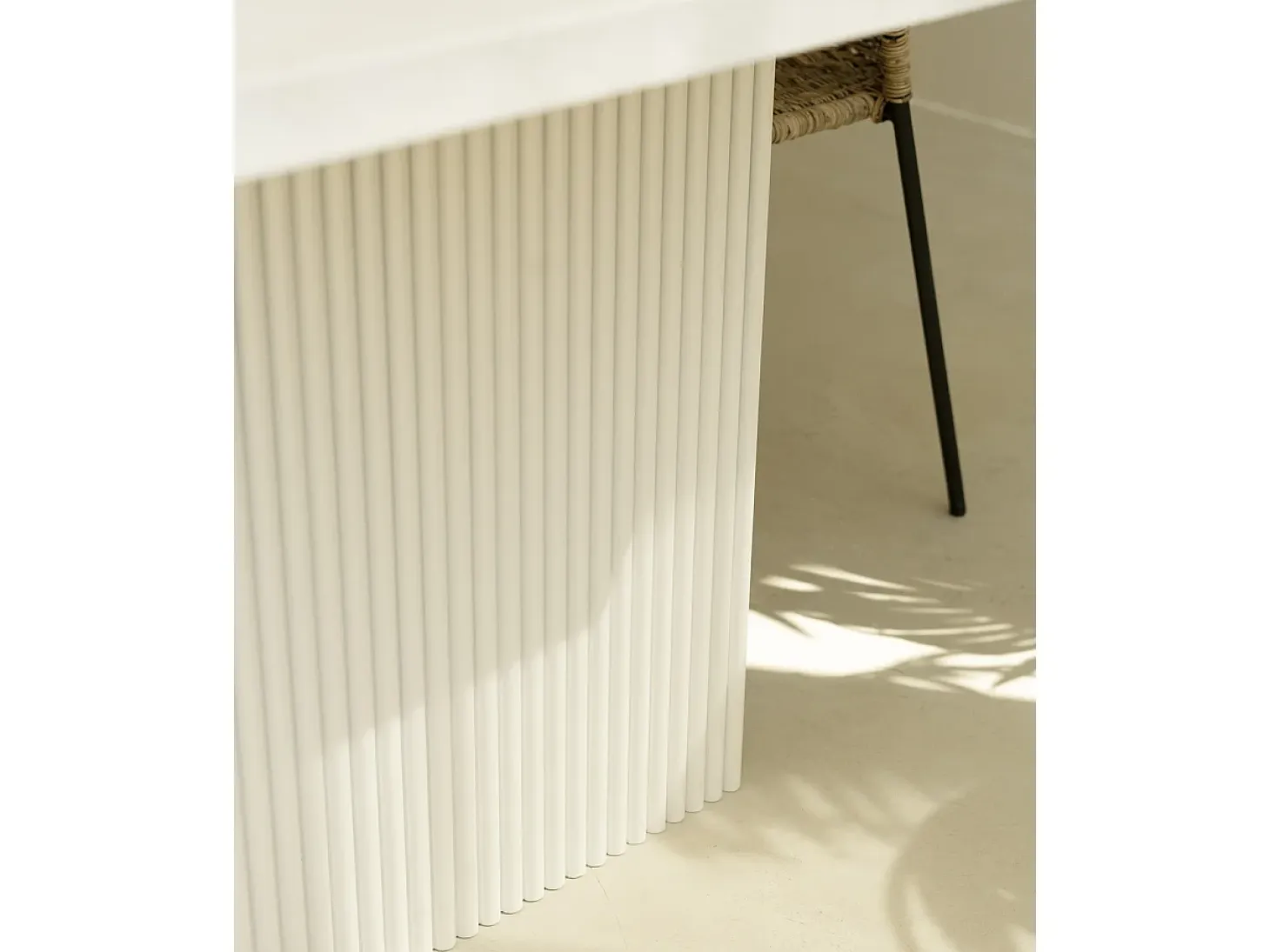 Mesa de comedor de madera de pino maciza rectangular con patas ranuradas Decowood de 180x80cm en tono blanco - BALI - DECOWOOD
