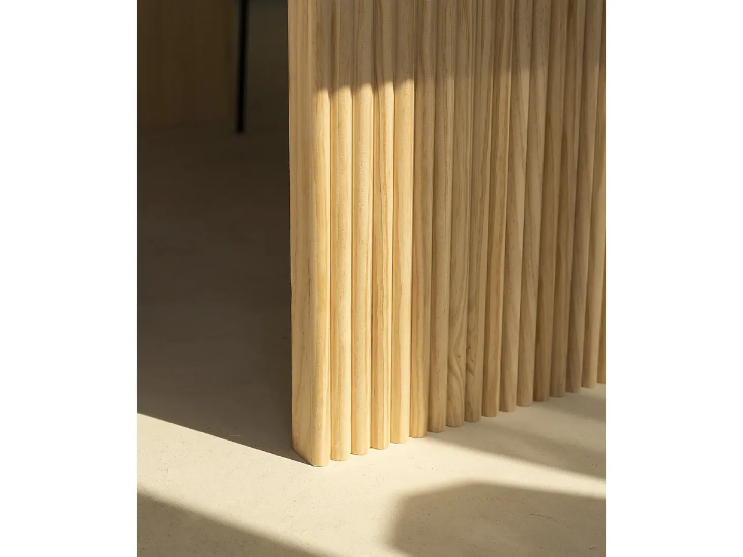 Mesa de comedor de madera de pino maciza rectangular con patas ranuradas Decowood de 200x80cm en tono roble medio - BALI - DECOWOOD