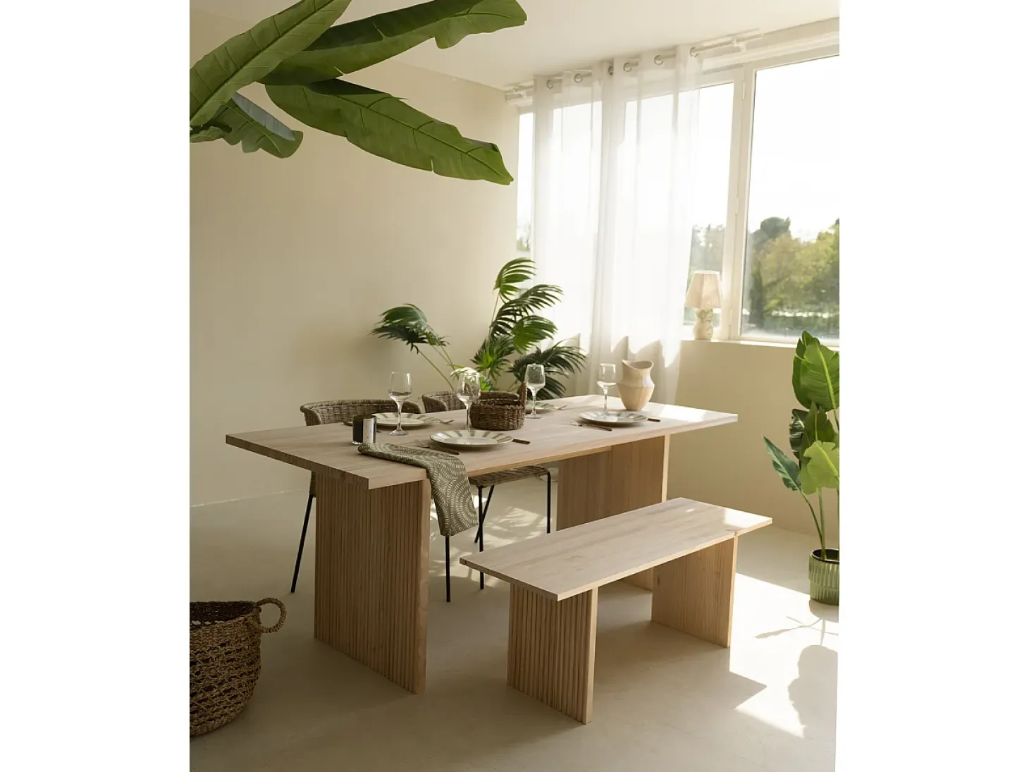 Mesa de comedor de madera de pino maciza rectangular con patas ranuradas Decowood de 200x80cm en tono roble medio - BALI - DECOWOOD
