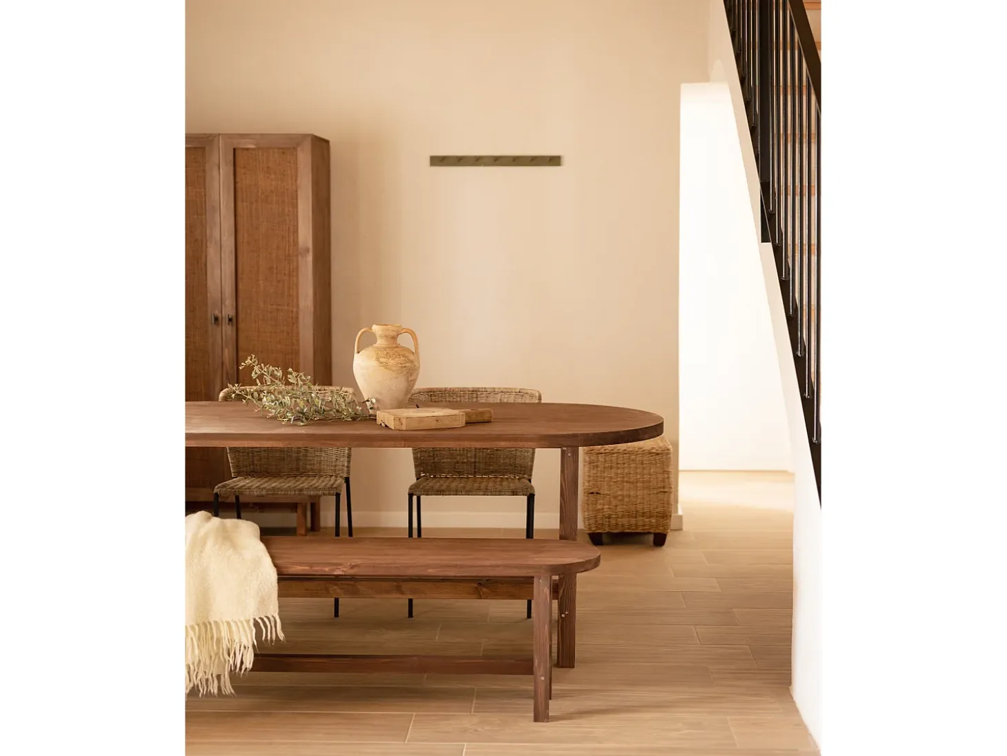 Mesa de comedor de madera maciza de abeto ovalada Decowood en tono nogal de 200x85cm - OLIVIA - DECOWOOD