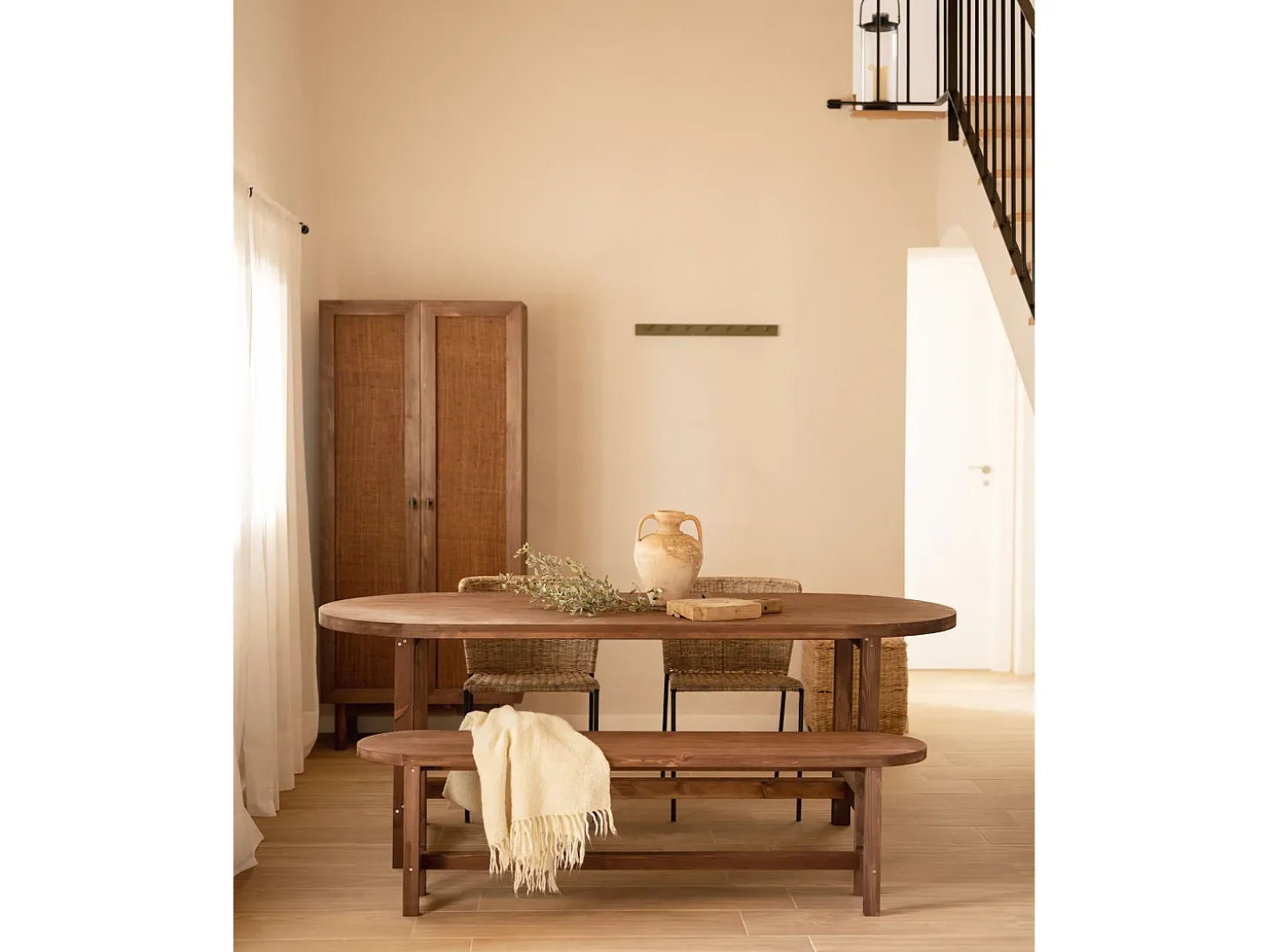 Mesa de comedor de madera maciza de abeto ovalada Decowood en tono nogal de 200x85cm - OLIVIA - DECOWOOD