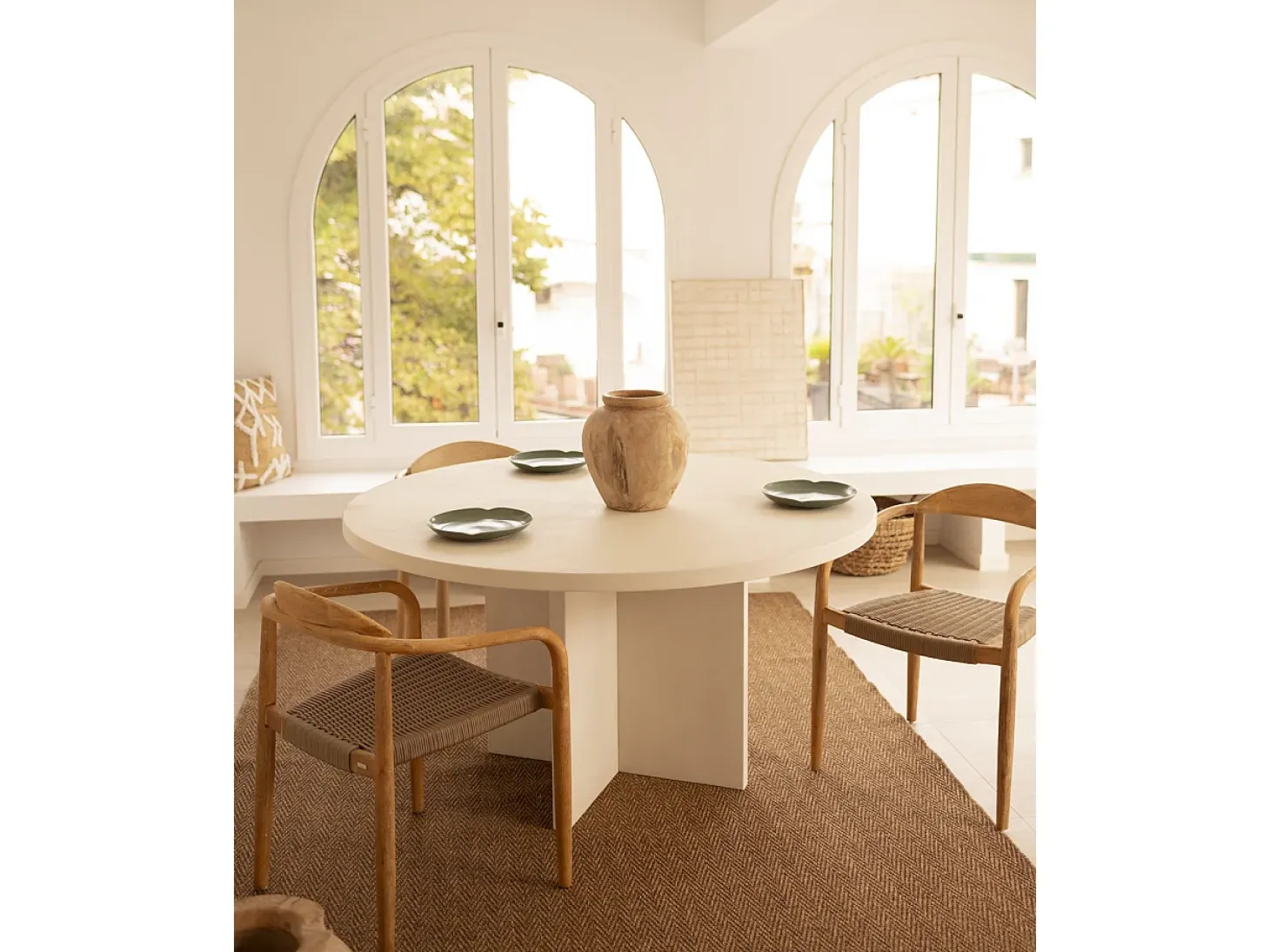 Mesa de comedor de madera maciza de abeto redonda Decowood en tono blanco en microcemento de Ø110x75cm - TOKYO - DECOWOOD