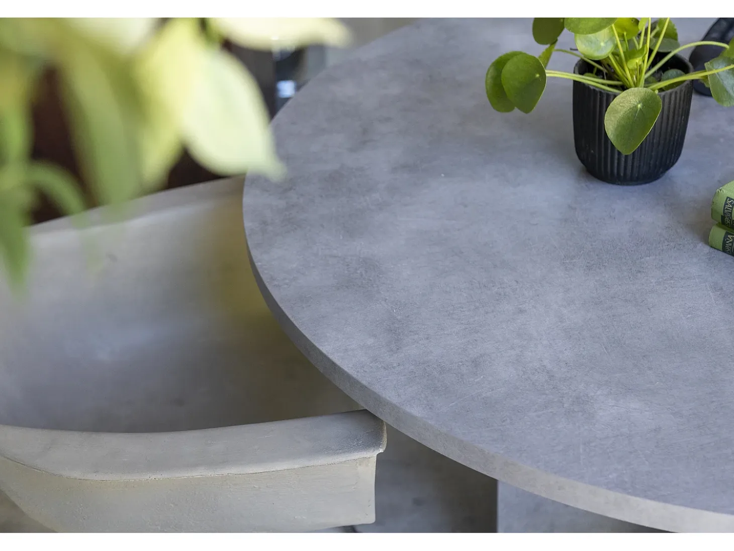 Mesa de comedor de panel laminado efecto microcemento de 120 cm