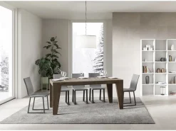 Mesa de comedor extensible de madera Naxo.-Color Gris cemento-Base y soporte con ruedas-5 alargaderas finas-Ancho extensible