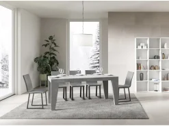 Mesa de comedor extensible de madera Naxo.-Color Gris cemento-Base y soporte con ruedas-5 alargaderas finas-Ancho extensible