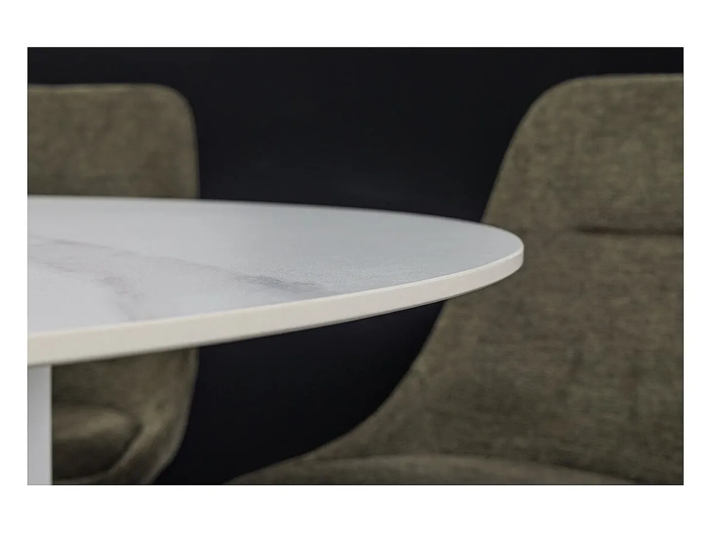 Mesa de comedor LUMEA – Redonda 120 cm – Efecto mármol blanco – Pie central ancho – Estilo contemporáneo