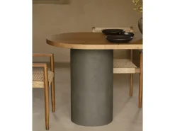 Mesa de comedor ovalada de madera maciza tono roble oscuro y patas de microcemento en tono verde DECOWOOD de 180x75cm - LUCÍA - DECOWOOD