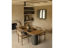 Mesa de comedor ovalada de madera maciza tono roble oscuro y patas de microcemento en tono verde DECOWOOD de 180x75cm - LUCÍA - DECOWOOD