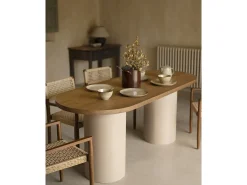 Mesa de comedor ovalada de madera maciza tono roble oscuro y patas de microcemento en tono tierra DECOWOOD de 180x75cm - LUCÍA - DECOWOOD