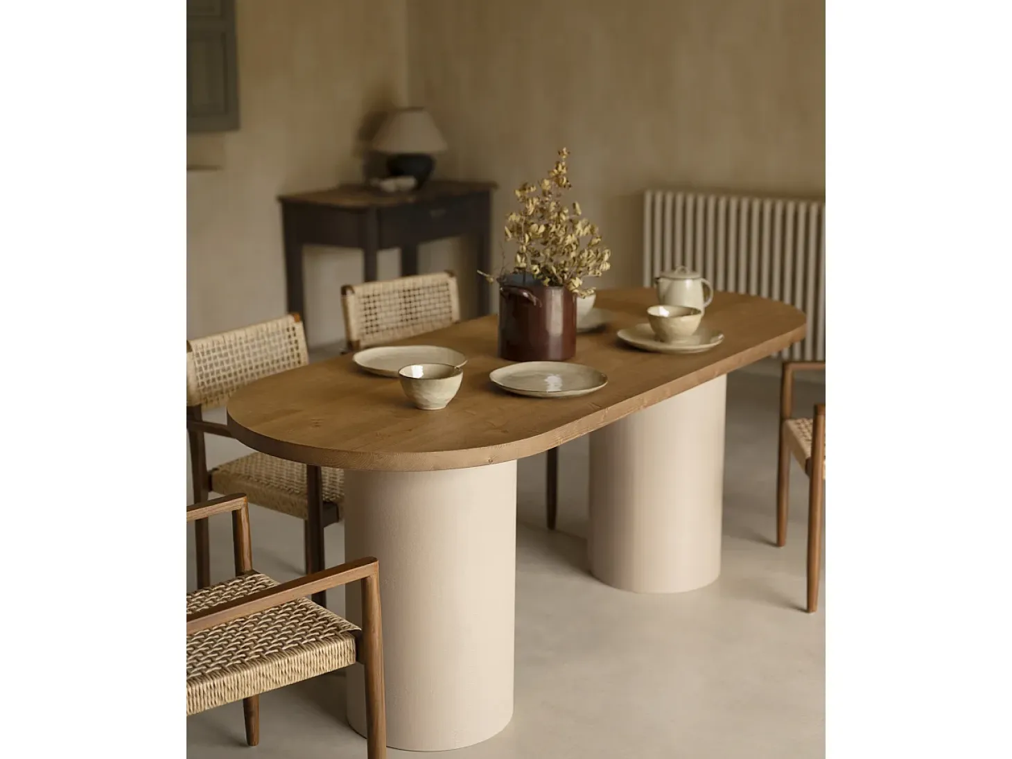 Mesa de comedor ovalada de madera maciza tono roble oscuro y patas de microcemento en tono tierra DECOWOOD de 180x75cm - LUCÍA - DECOWOOD