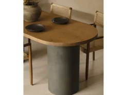 Mesa de comedor ovalada de madera maciza tono roble oscuro y patas de microcemento en tono verde DECOWOOD de 220x75cm - LUCÍA - DECOWOOD