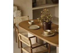Mesa de comedor ovalada de madera maciza tono roble oscuro y patas de microcemento en tono tierra DECOWOOD de 220x75cm - LUCÍA - DECOWOOD