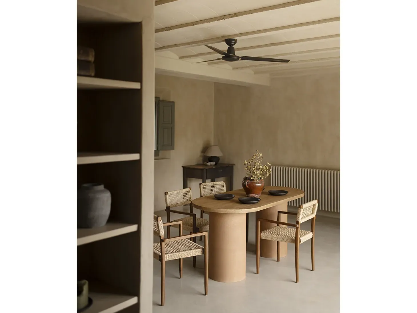 Mesa de comedor ovalada de madera maciza tono roble medio y patas de microcemento en tono terracota DECOWOOD de 180x75cm - LUCÍA - DECOWOOD