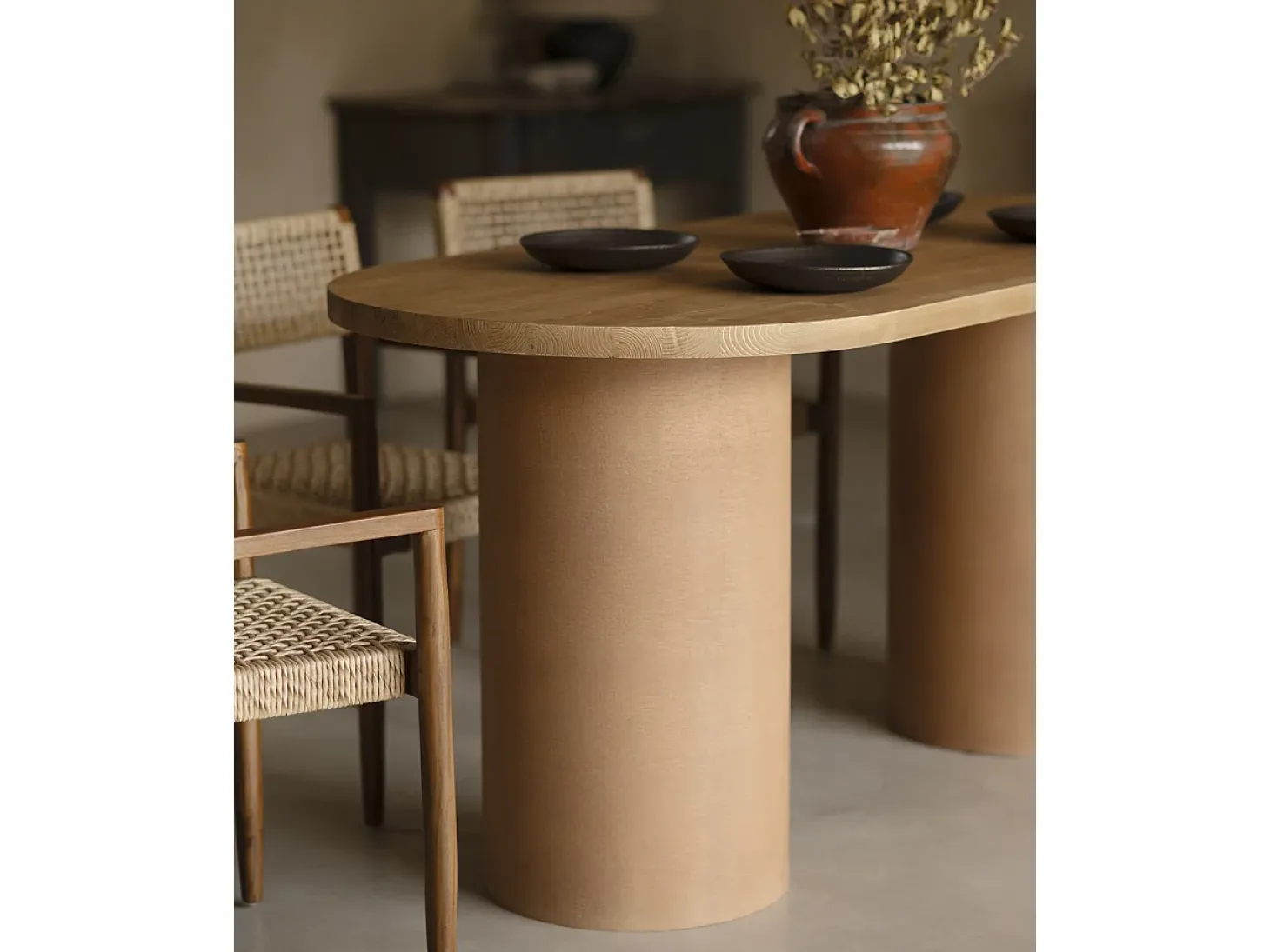 Mesa de comedor ovalada de madera maciza tono roble medio y patas de microcemento en tono terracota DECOWOOD de 180x75cm - LUCÍA - DECOWOOD