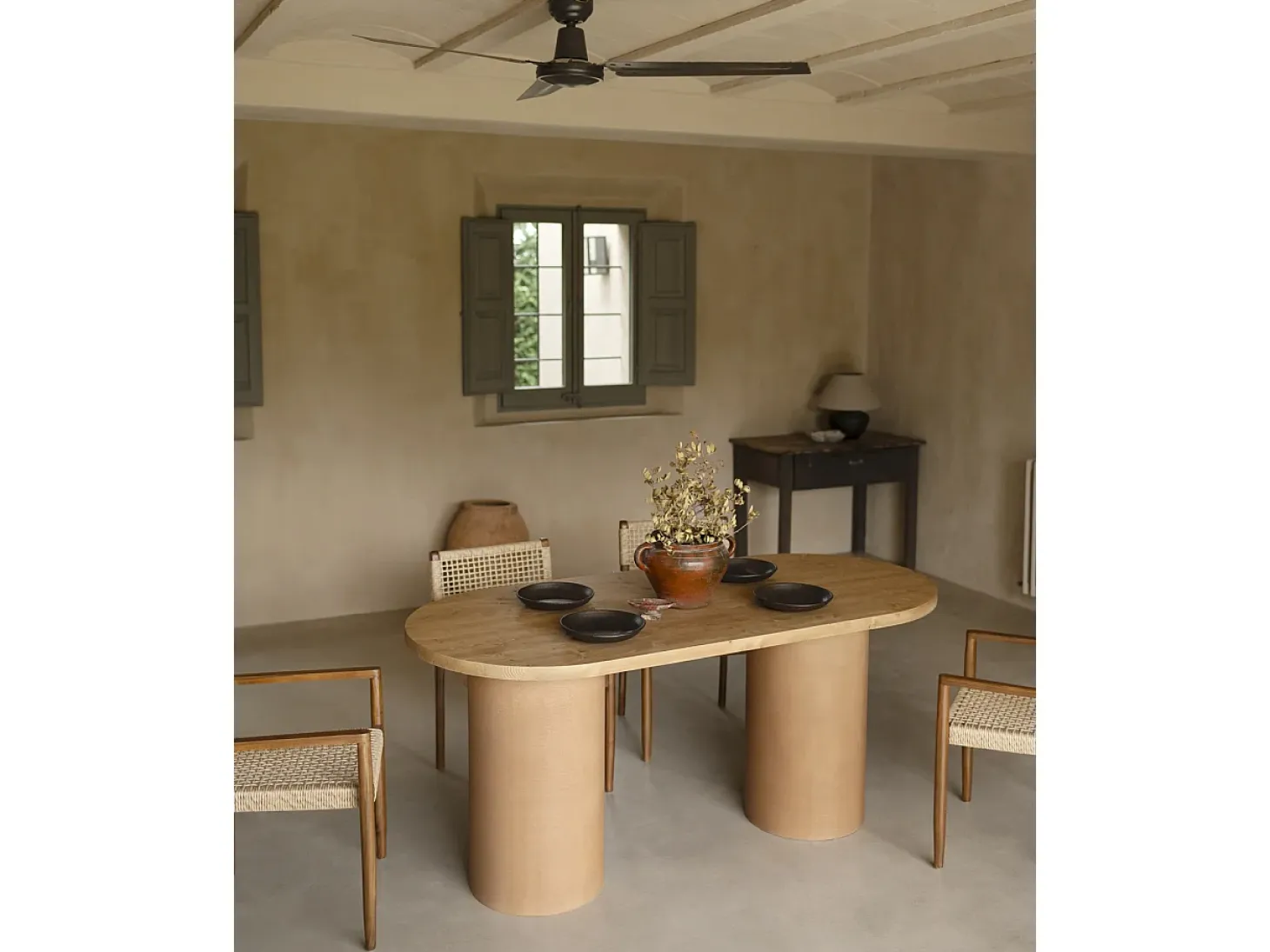 Mesa de comedor ovalada de madera maciza tono roble medio y patas de microcemento en tono terracota DECOWOOD de 180x75cm - LUCÍA - DECOWOOD