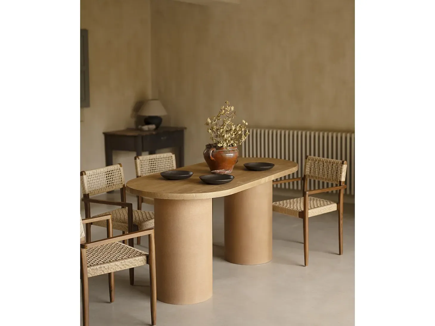 Mesa de comedor ovalada de madera maciza tono roble medio y patas de microcemento en tono terracota DECOWOOD de 180x75cm - LUCÍA - DECOWOOD