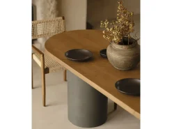 Mesa de comedor ovalada de madera maciza tono roble oscuro y patas de microcemento en tono verde DECOWOOD de 200x75cm - LUCÍA - DECOWOOD
