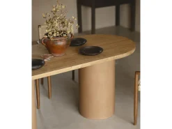 Mesa de comedor ovalada de madera maciza tono roble medio y patas de microcemento en tono terracota DECOWOOD de 220x75cm - LUCÍA - DECOWOOD
