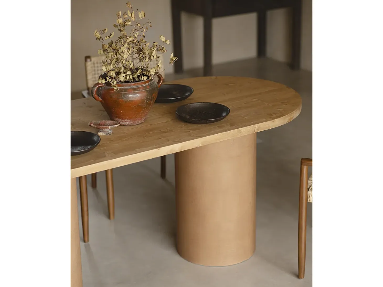 Mesa de comedor ovalada de madera maciza tono roble medio y patas de microcemento en tono terracota DECOWOOD de 220x75cm - LUCÍA - DECOWOOD