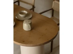 Mesa de comedor ovalada de madera maciza tono roble oscuro y patas de microcemento en tono tierra DECOWOOD de 160x75cm - LUCÍA - DECOWOOD