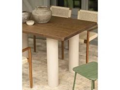 Mesa de comedor rectangular de madera maciza en tono roble oscuro y patas de microcemento en tono tierra DECOWOOD de 160x75cm - LUCÍA - DECOWOOD