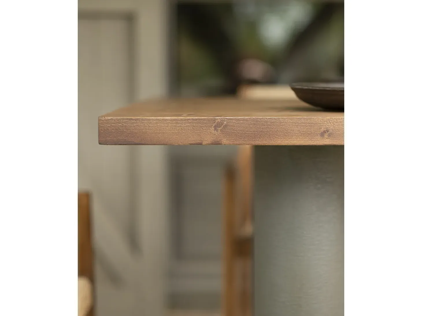 Mesa de comedor rectangular de madera maciza en tono roble oscuro y patas de microcemento en tono verde DECOWOOD de 200x75cm - LUCÍA - DECOWOOD