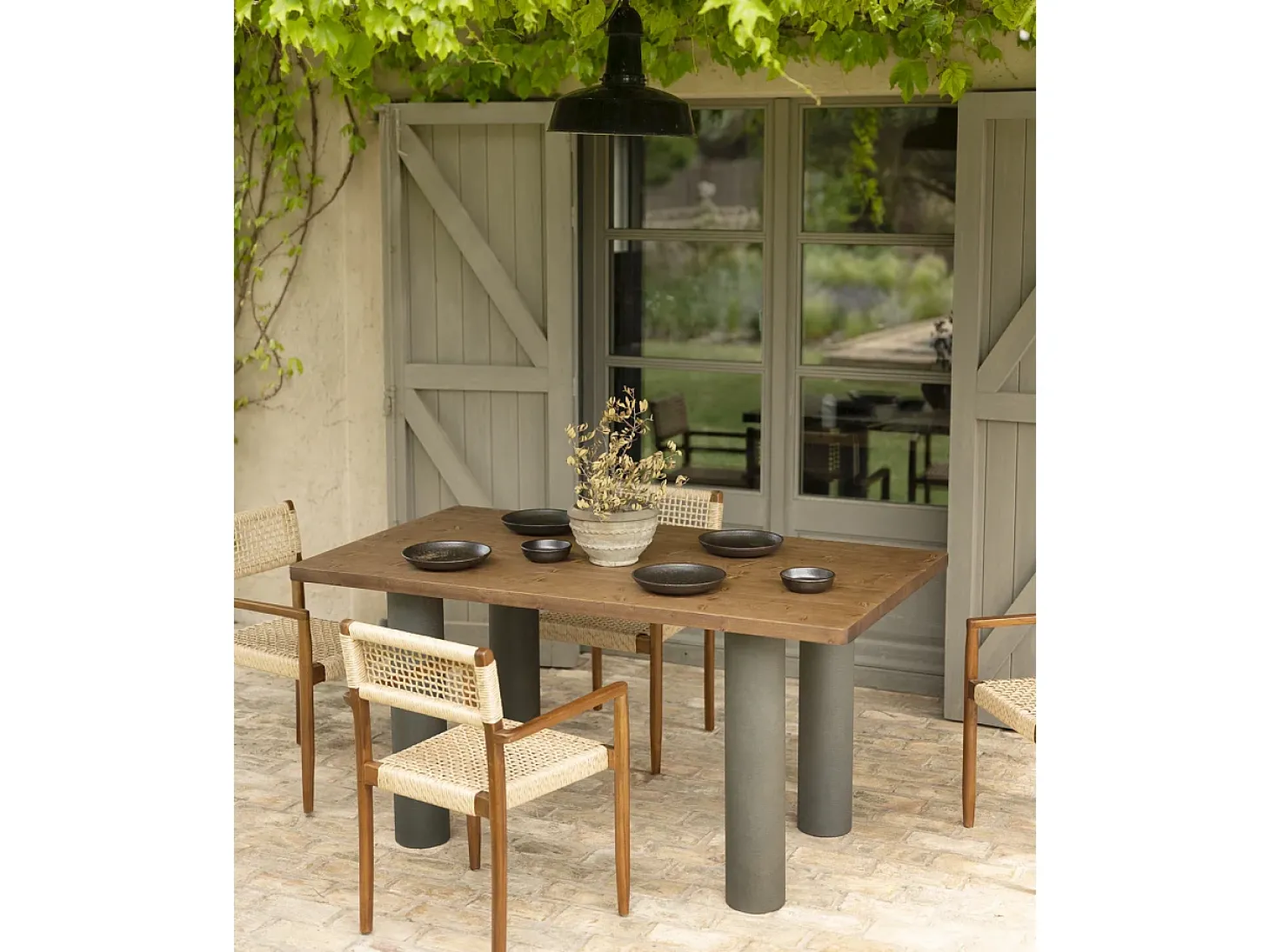 Mesa de comedor rectangular de madera maciza en tono roble oscuro y patas de microcemento en tono verde DECOWOOD de 200x75cm - LUCÍA - DECOWOOD