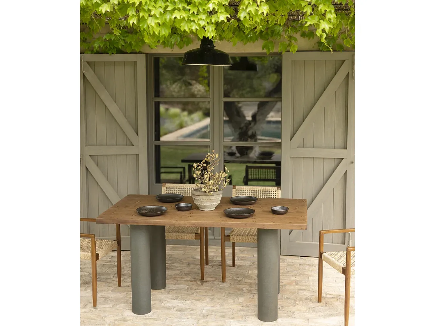 Mesa de comedor rectangular de madera maciza en tono roble oscuro y patas de microcemento en tono verde DECOWOOD de 160x75cm - LUCÍA - DECOWOOD