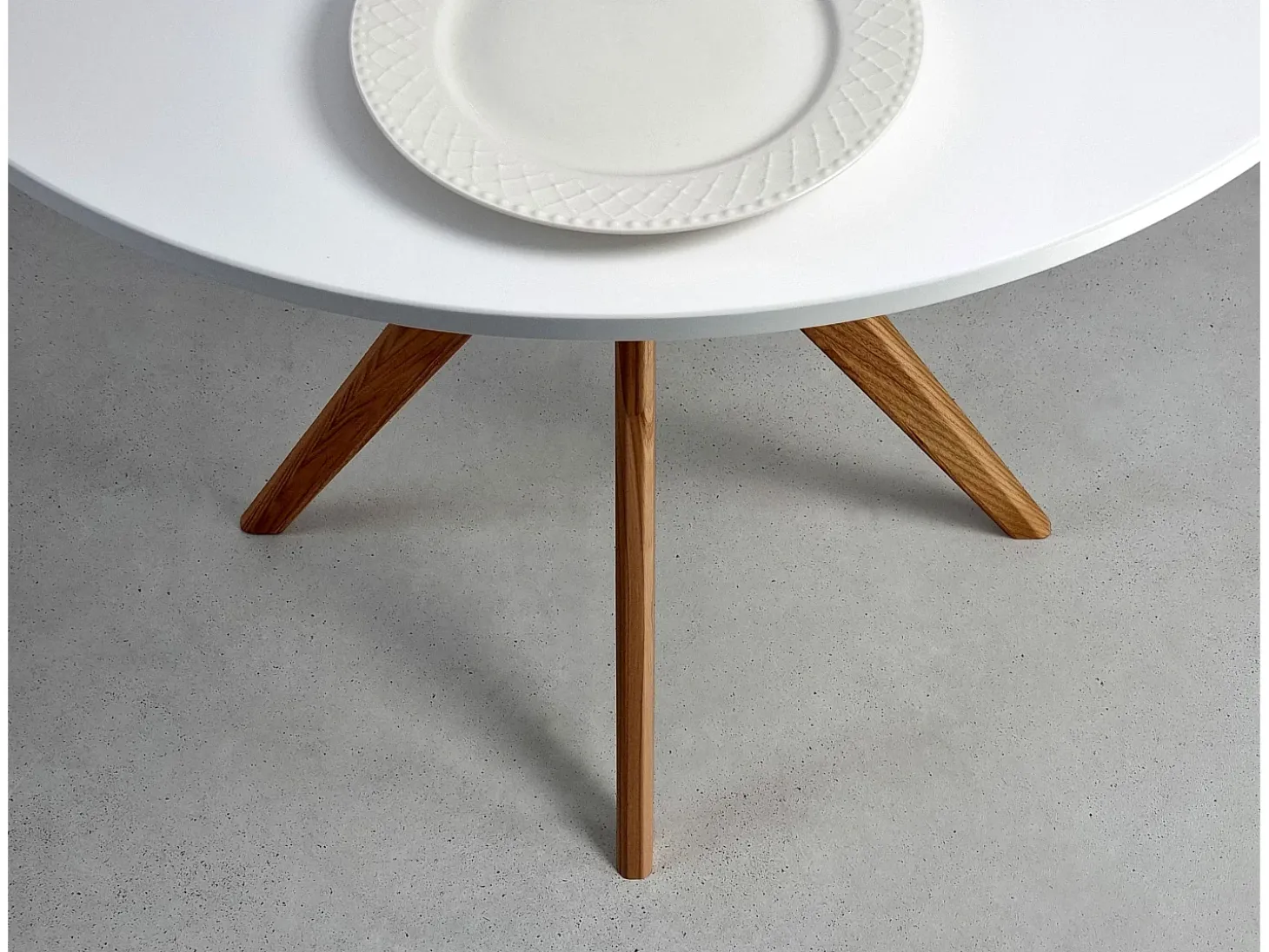Mesa de comedor redonda 70cm Verde Salvia | Pata de fresno teñida de roble
