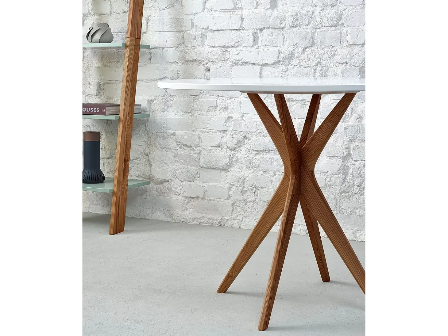 Mesa de comedor redonda 70cm Verde Salvia | Pata de fresno teñida de roble